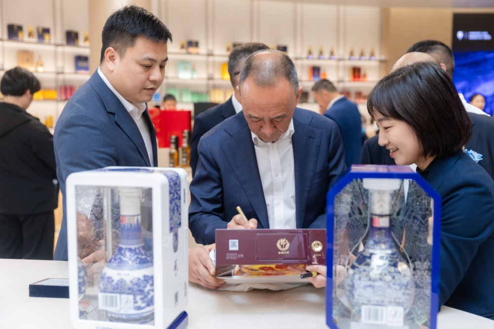 郎酒庄园原产地旗舰店“左岸·简”温馨开业，汪博炜阐述“简单的力量”