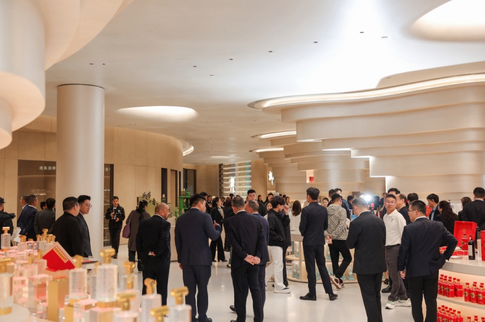 郎酒庄园原产地旗舰店“左岸·简”温馨开业，汪博炜阐述“简单的力量”