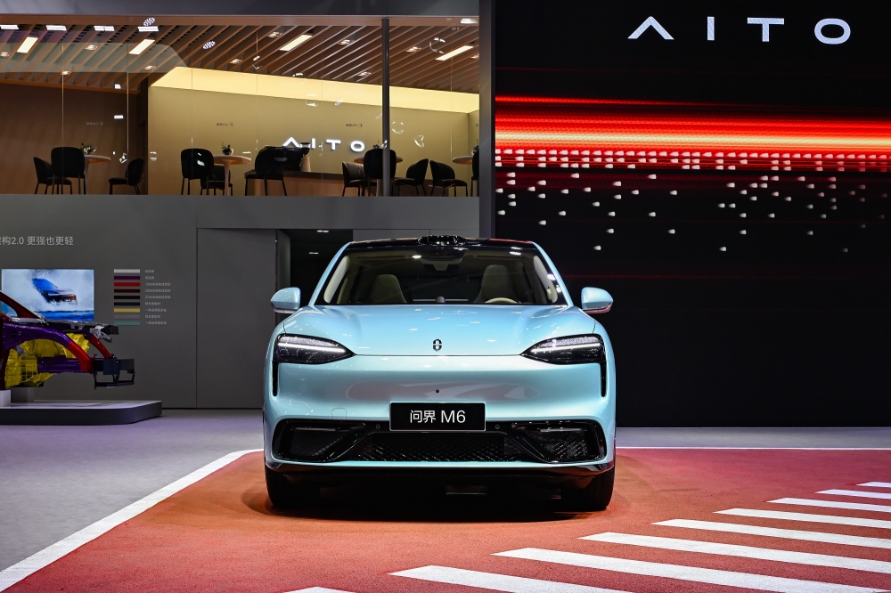 赛力斯张正萍与白敬亭同台 问界M6北京车展开启首批交付