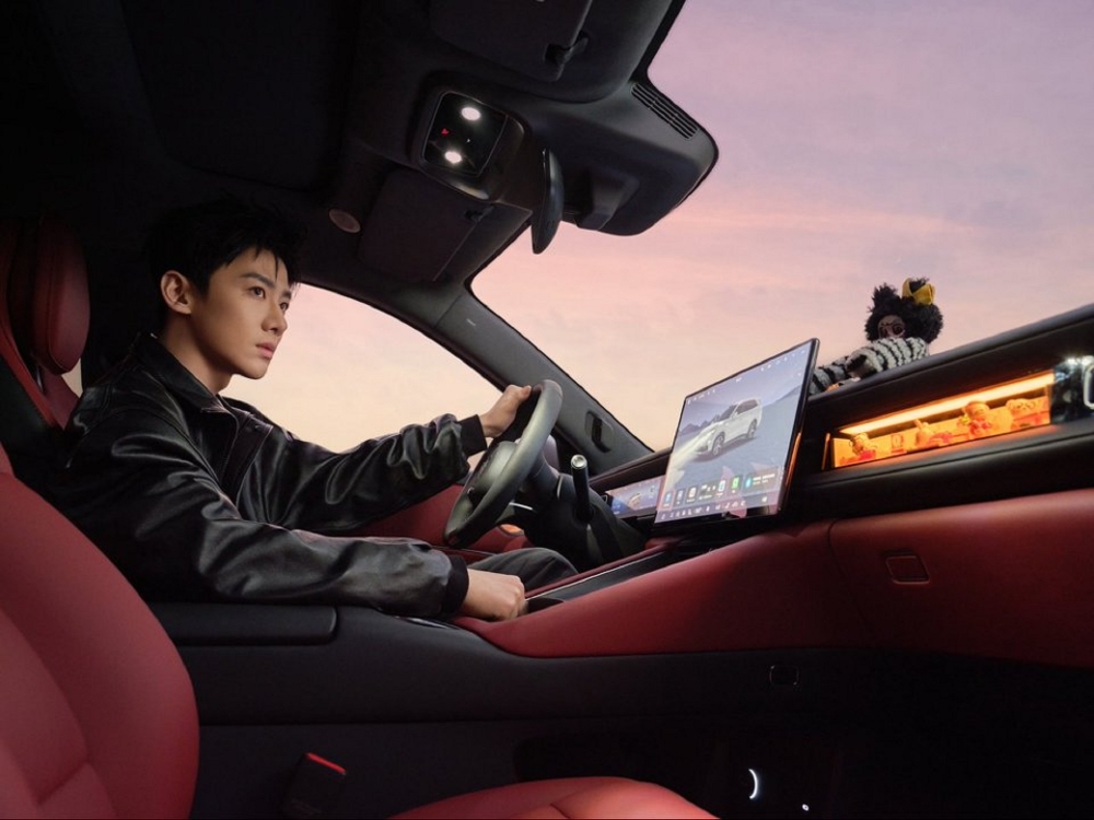 赛力斯张正萍与白敬亭同台 问界M6北京车展开启首批交付