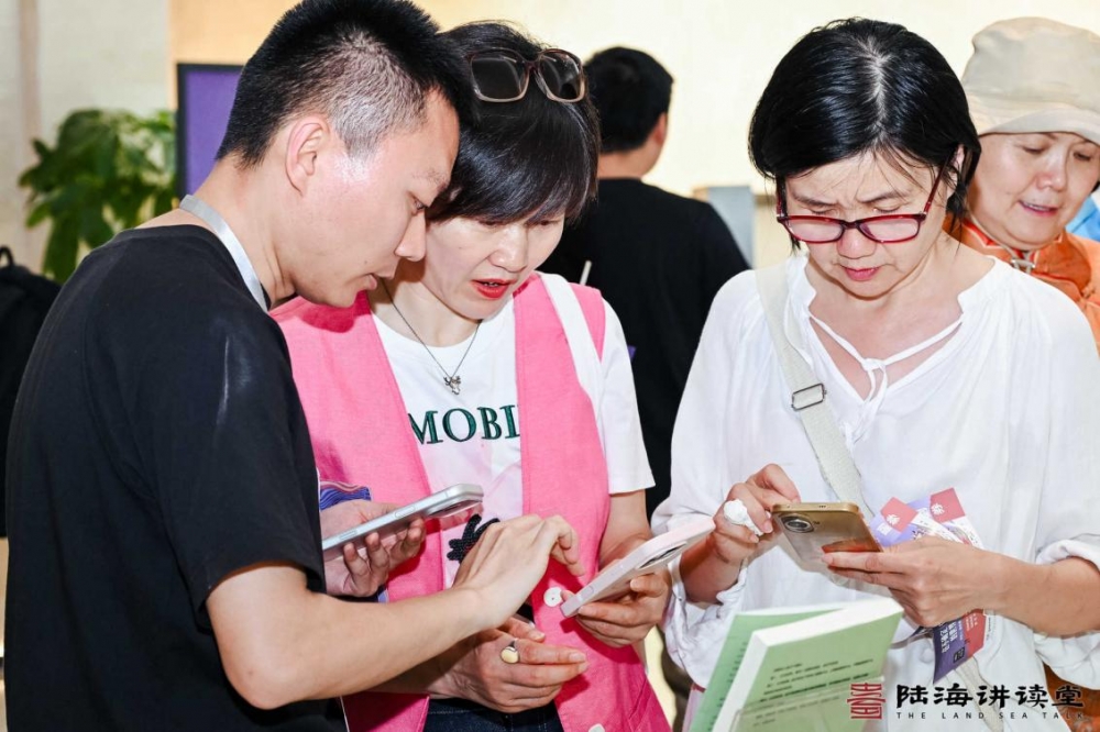中信出版助力构筑陆海新叙事  “陆海书系”亮相2026“书香重庆”全民阅读盛典