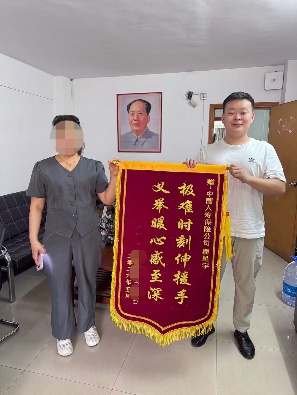 ​快餐店店主突发晕厥，就餐的国寿员工紧急施救抢回生机