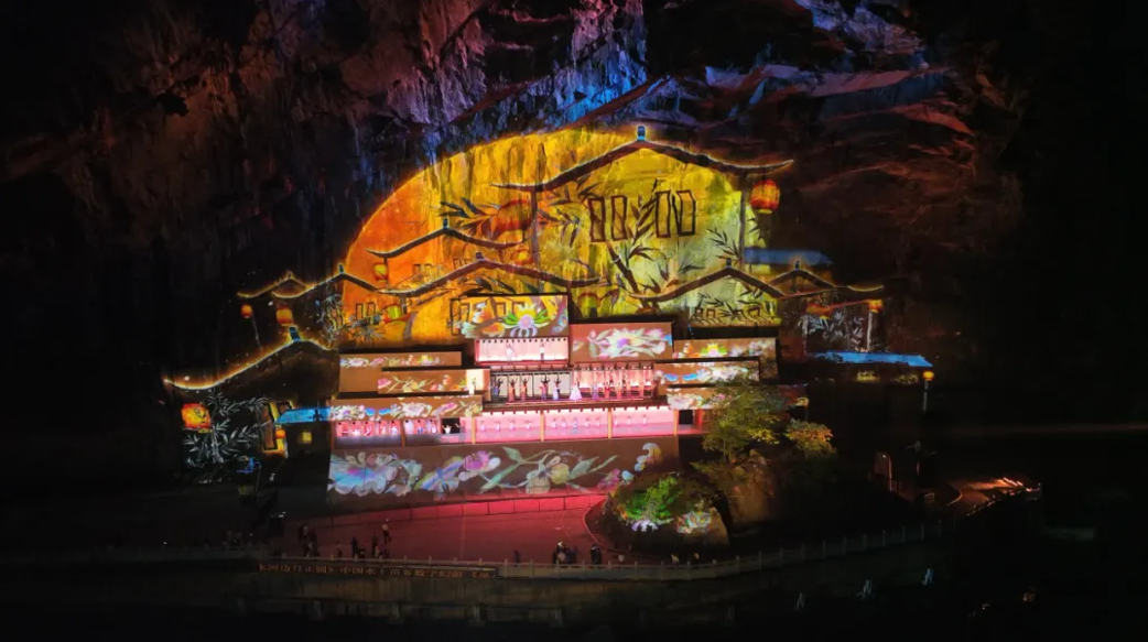 走进光影，把一座山、一条河、一面城墙，变成“能出圈”的夜游舞台