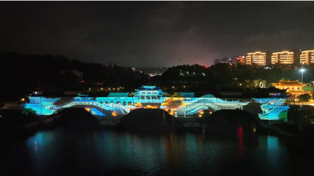 走进光影，把一座山、一条河、一面城墙，变成“能出圈”的夜游舞台