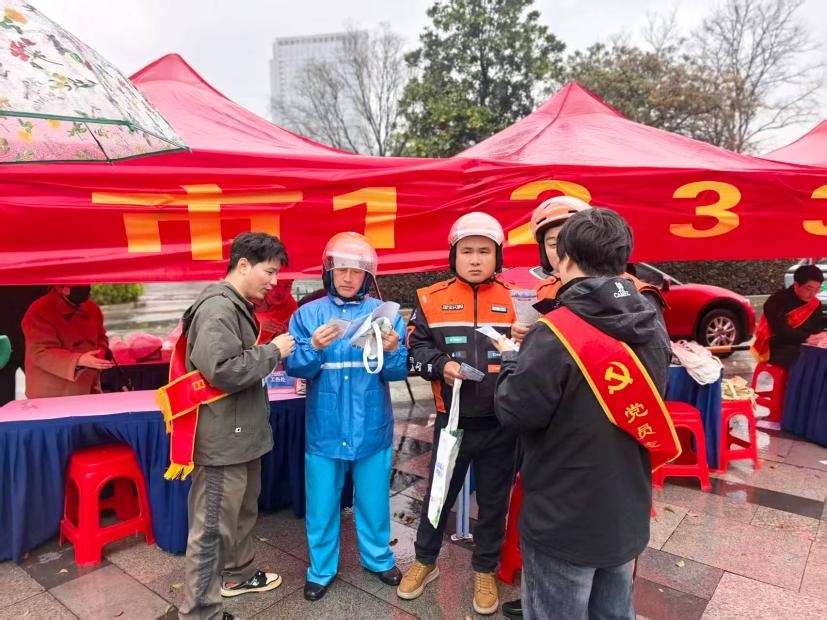 国寿映烟火 | 城市向前，温暖赶时间的人