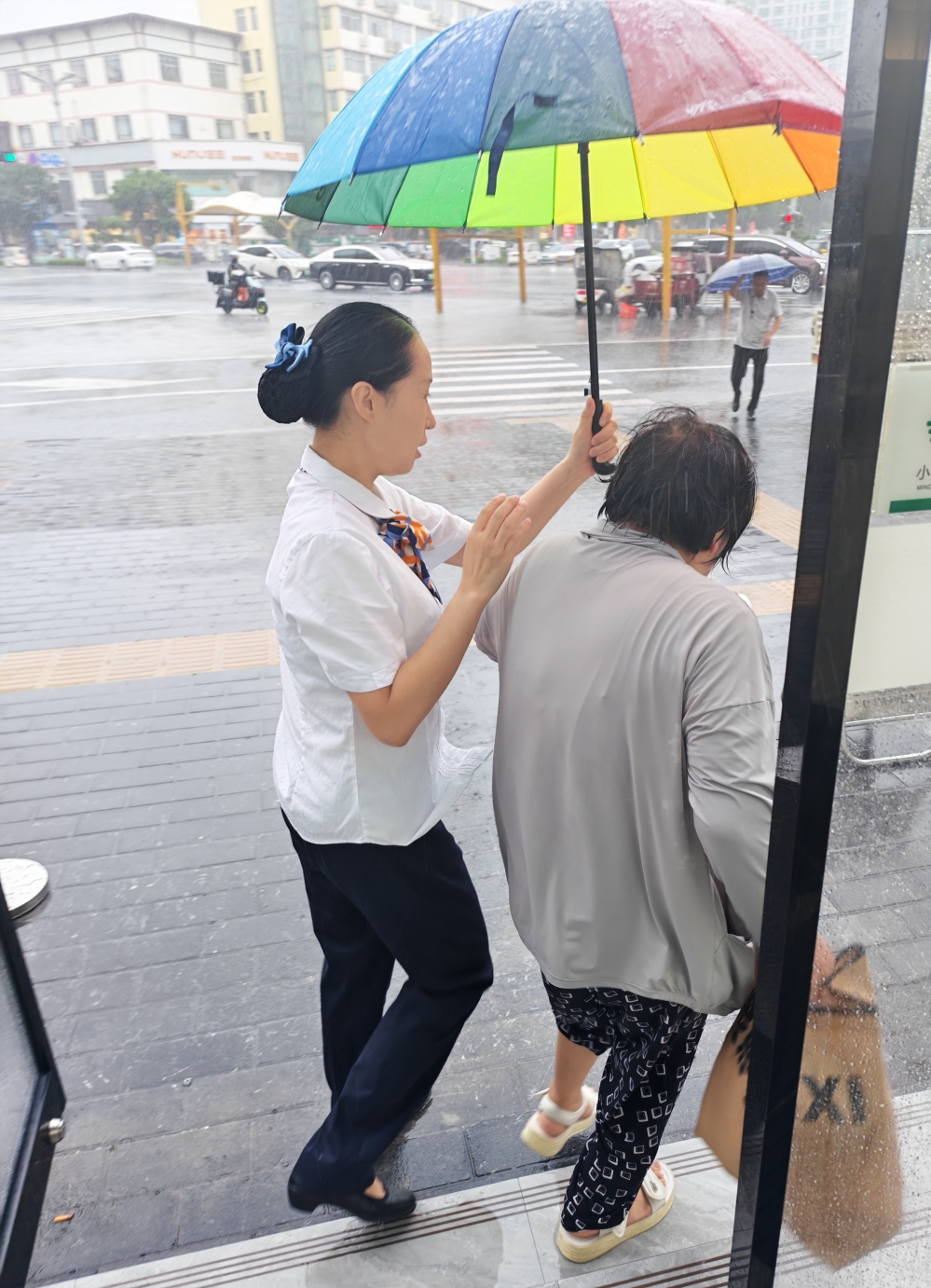 “多亏你们帮忙！”国寿暖心援手获点赞