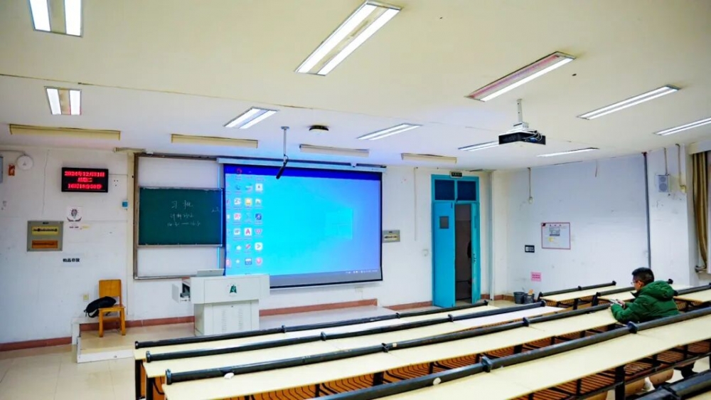 多校中标！光峰激光投影护航多地智慧教室建设