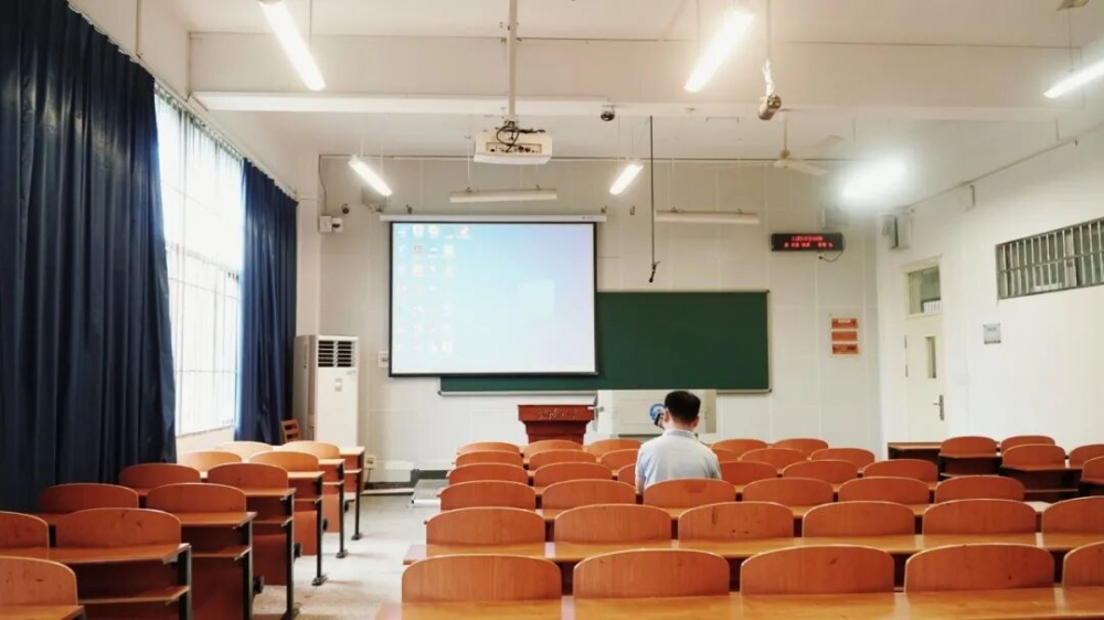 多校中标！光峰激光投影护航多地智慧教室建设