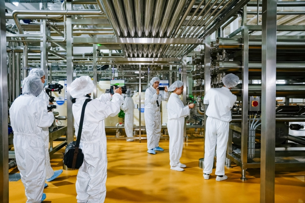 美联社等12家外媒实地看产线，解锁飞鹤乳蛋白硬实力
