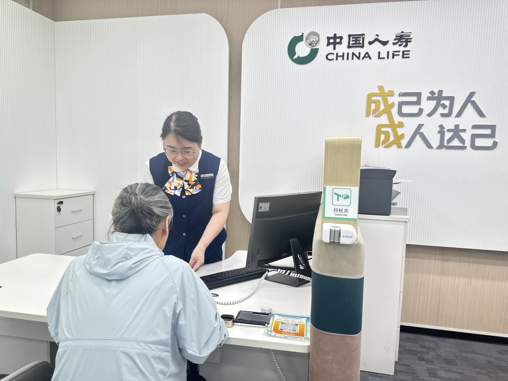 一根看不见的手杖：银龄安康工程如何撑起老人腰杆？