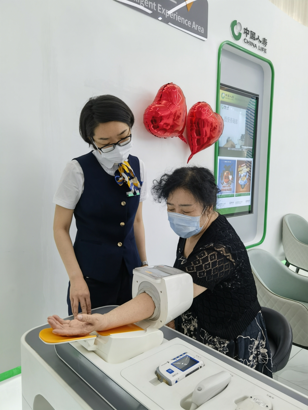 一根看不见的手杖：银龄安康工程如何撑起老人腰杆？